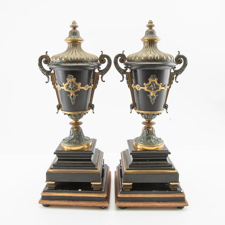 Decorative urns, a pair from the first half of the 20th century.