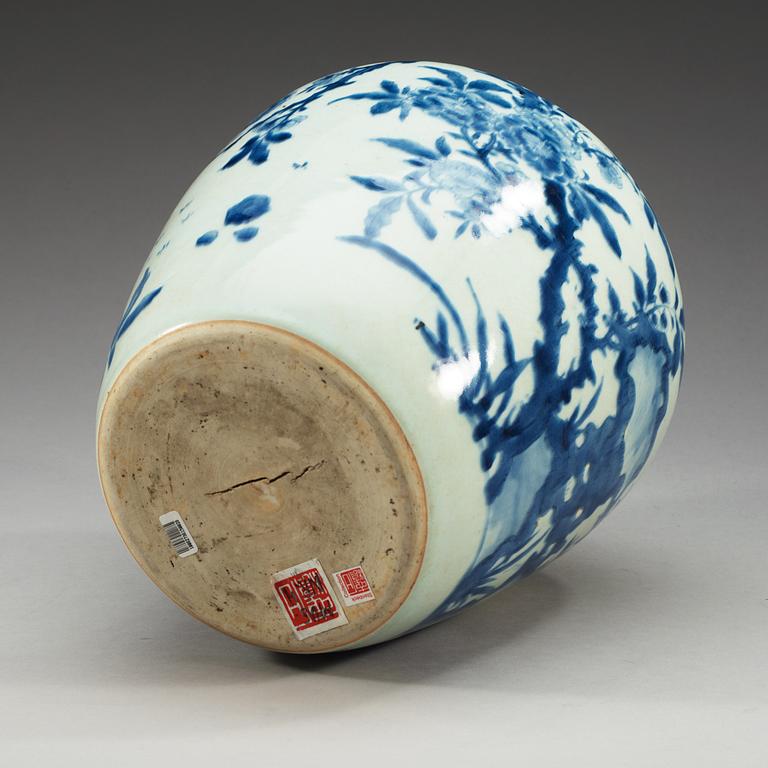 A blue and white Transitional jar, 17th Century.