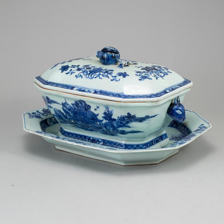 A blue and white export porcelain tureen with cover and dish, Qing dynasty, Qianlong (1736-95).
