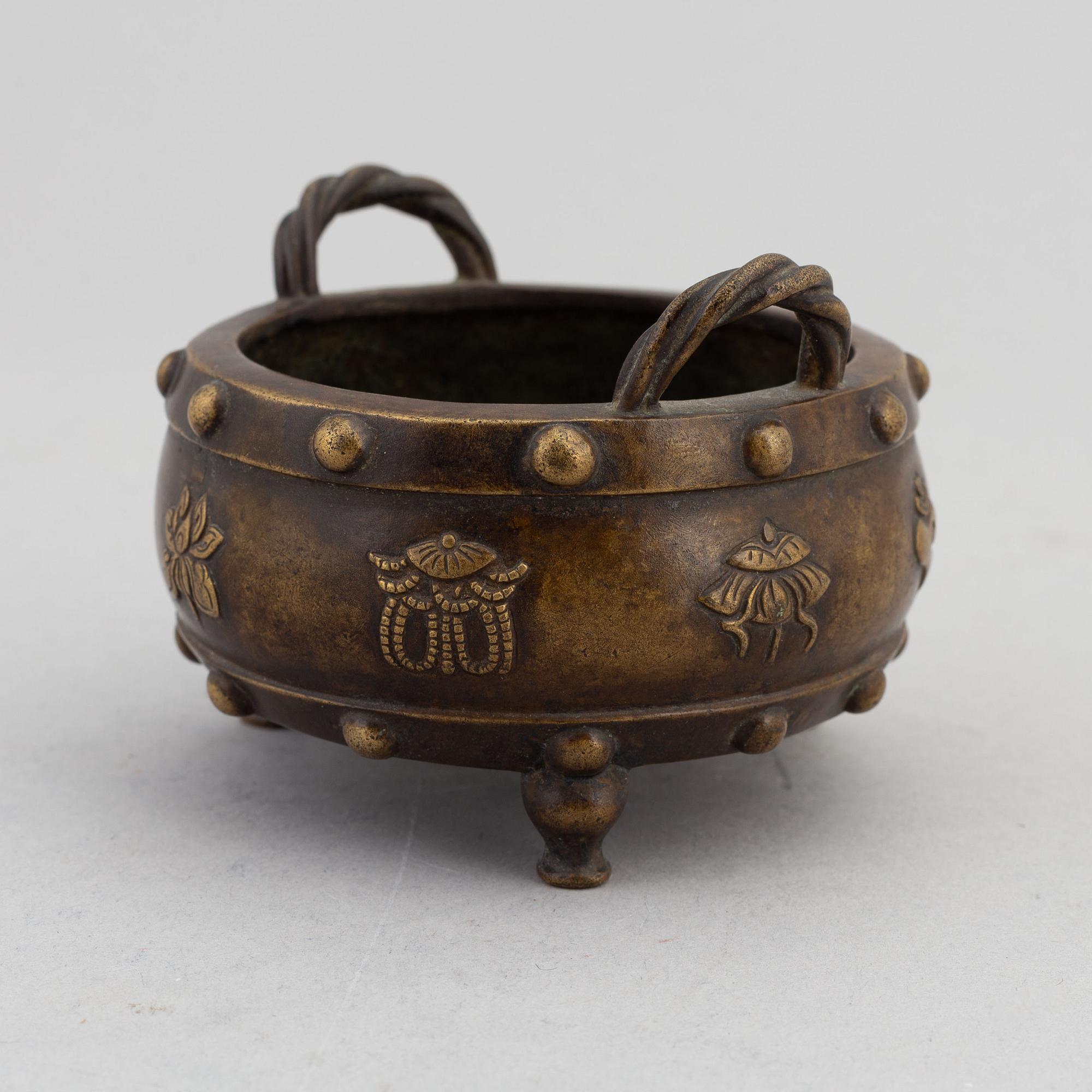 A Qing dynasty incense burner, 19th century.