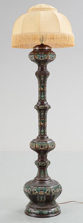 GOLVLAMPA, brunpatinerad brons och cloissoné. Sekelskifte 1900.