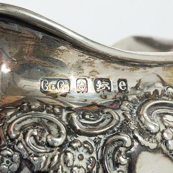 An English silver tea pot, sugar bowl and cream jug, Birmingham,  1904–1906.