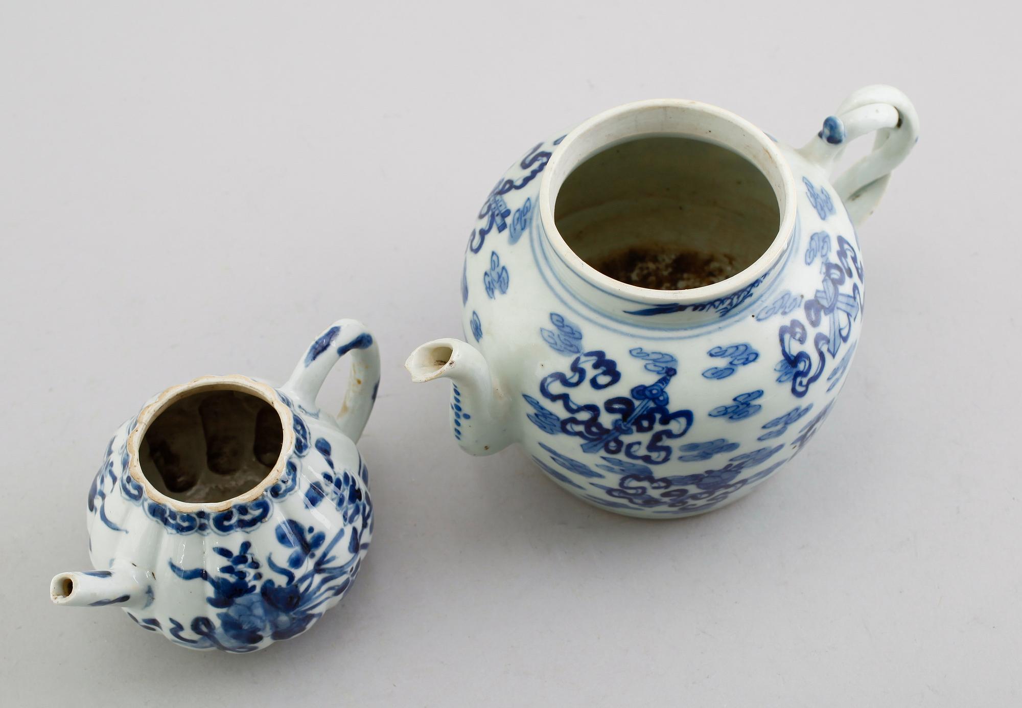 TEKANNA SAMT VINKANNA, porslin, Kina, 1700-tal.