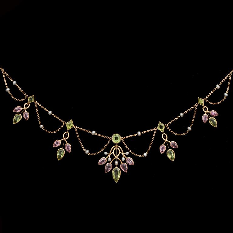 COLLIER med odlade pärlor, peridoter och rosa turmaliner. Troligen ca 1900.