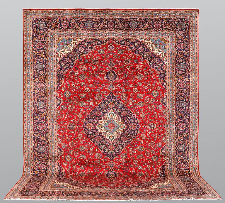 A carpet, Kashan, ca 401 x 302 cm.