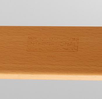 Bruno Mathsson, fåtölj, "Mina", Bruno Mathsson International, Värnamo, daterad 2001.