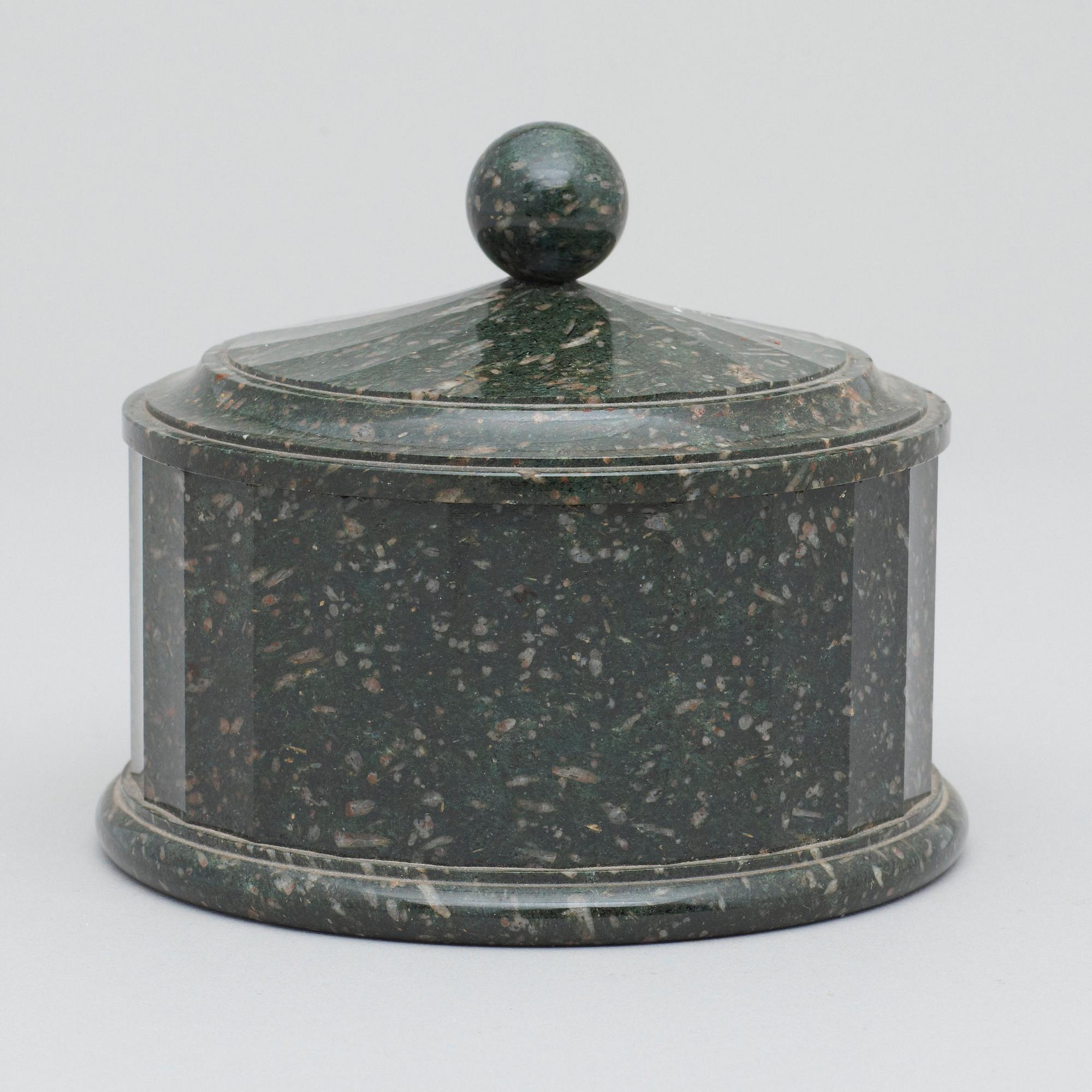 SMÖRASK MED LOCK. Älvdalen, 1800-talets början. Empire.