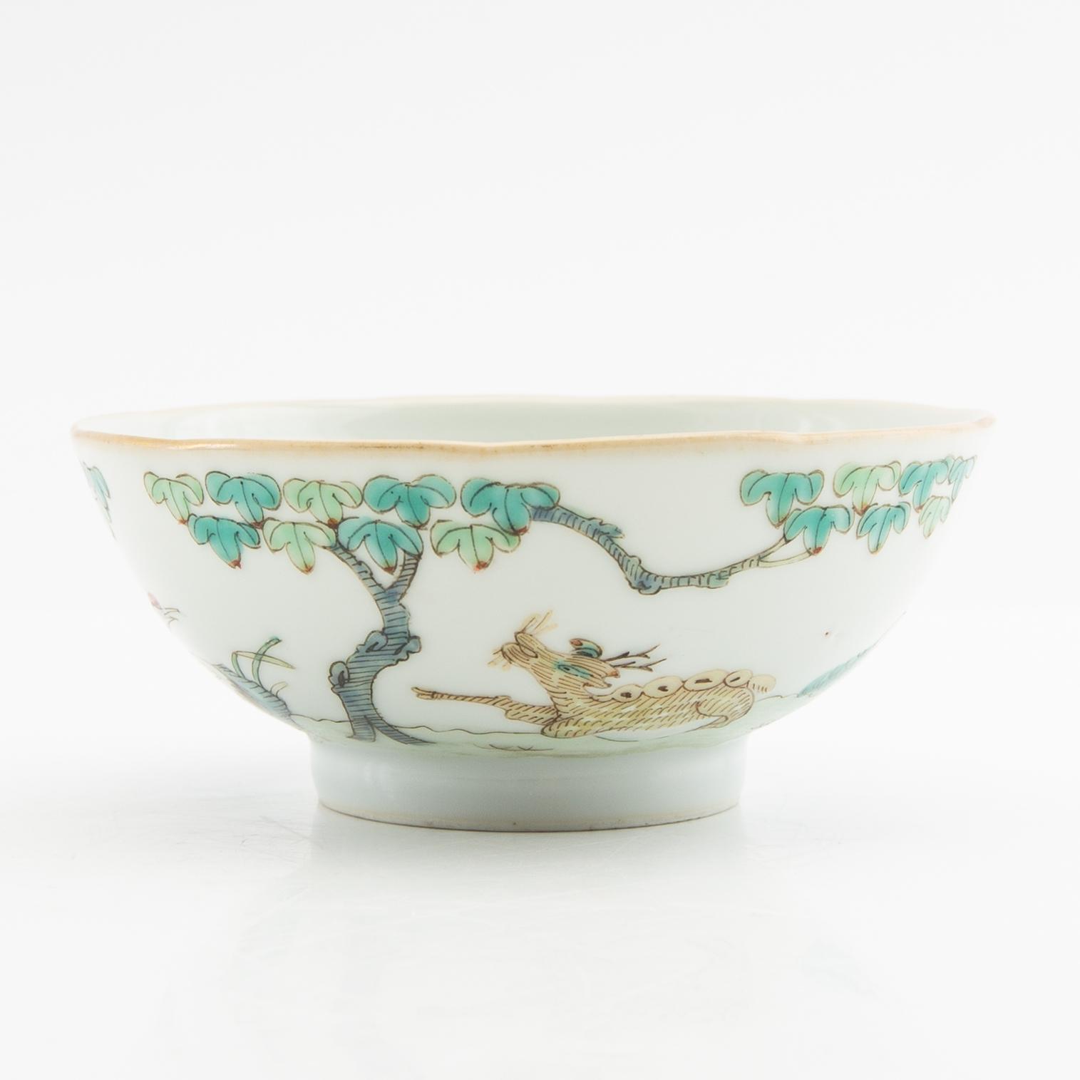 A small Chinese bowl, late Qing dynasty/early 20th century.