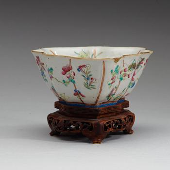 A leaf shaped famille rose bowl, late Qing dynasty. With Tongzhis seal mark in red.