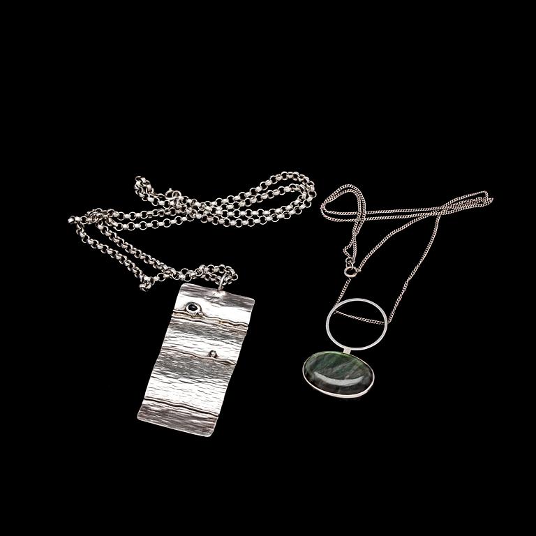 HÄNGEN, 2 st, silver, Lennart Oehmke och Malin Gunnarsson, Stockholm, 1965-78. Tot ca 56 g.