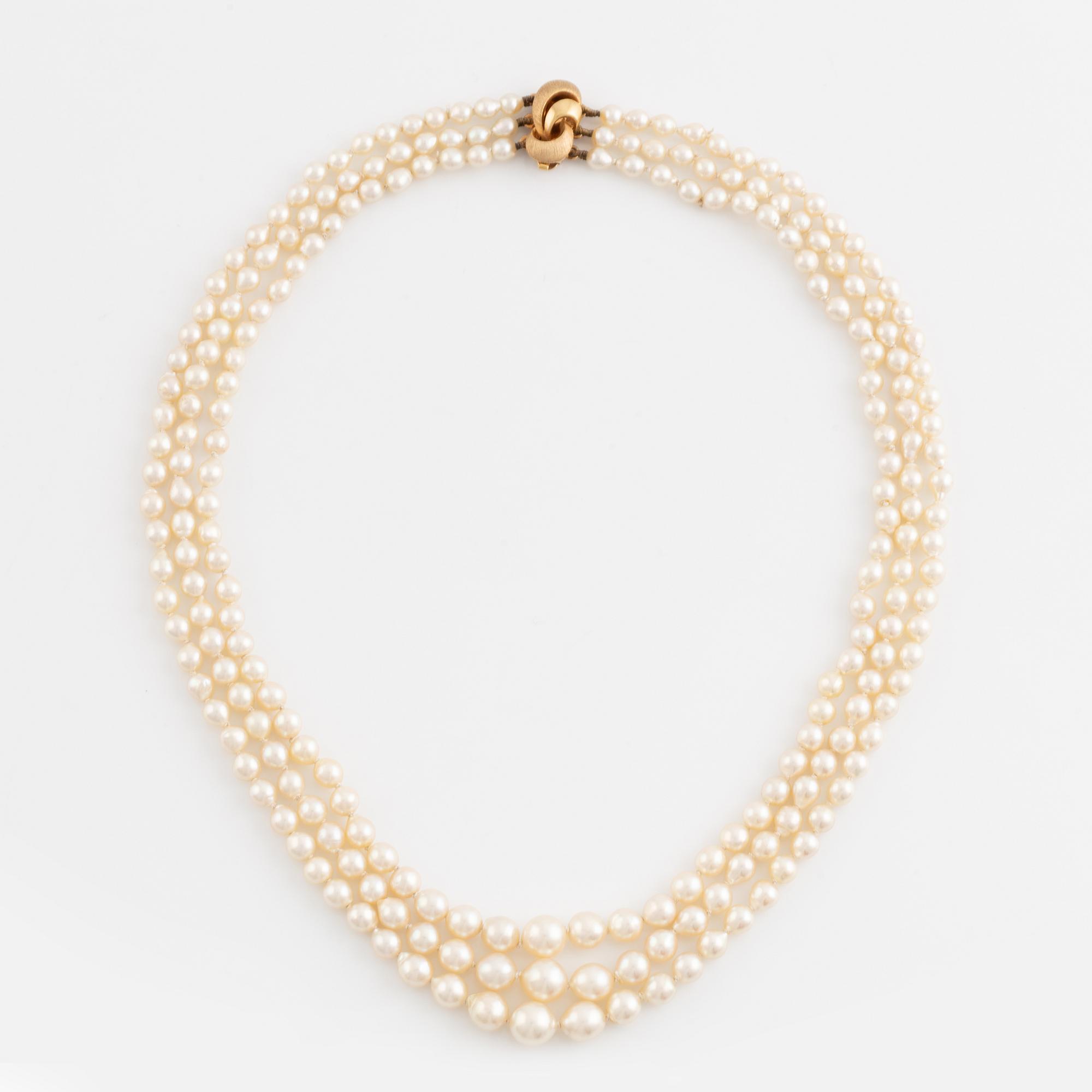 Cultured three strand pearl necklace. Clasp 18K gold.
