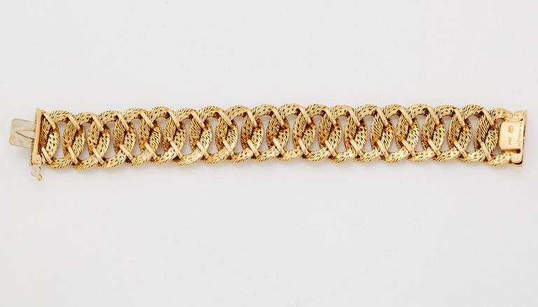 Georges L'Enfant an 18K gold demi parure comprising a necklace, a bracelet and a ring.