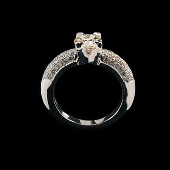 A RING, brilliant cut diamonds c. 2.10 ct. Center stone 1.26 ct. I/vs2. 18K white gold. Size 17,5. Weight 6,3 g.