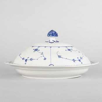 Terrin / ragufat med lock, porslin, Royal Copenhagen, "Musselmalet", 1800-tal.