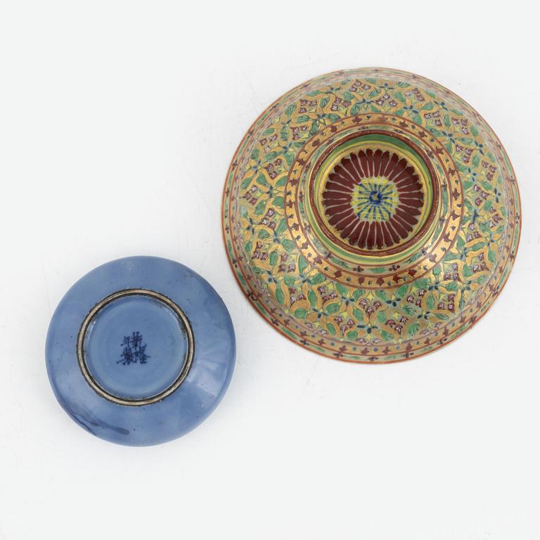A Chinese porcelain brush washer, and a Bencharong bowl, Qing dynasty (1644-1912).
