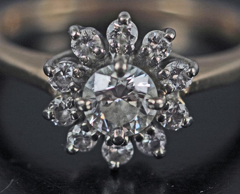 RING, 14 K guld, briljantslipad diamant, ca 0,5 ct, med 10 mindre briljanter.