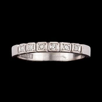 RING, 18k vitguld besatt med 6 små diamanter. Elon Arenhill, Malmö 1972. Vikt ca 3 g.