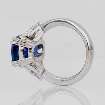 RING med tanzanit, ca 10.15 ct, samt trilliantslipade diamanter totalt ca 1.20 ct.