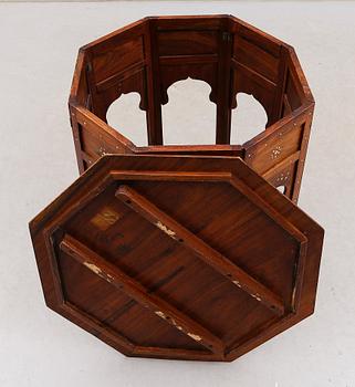 BORD, orientaliskt, 1900-tal.