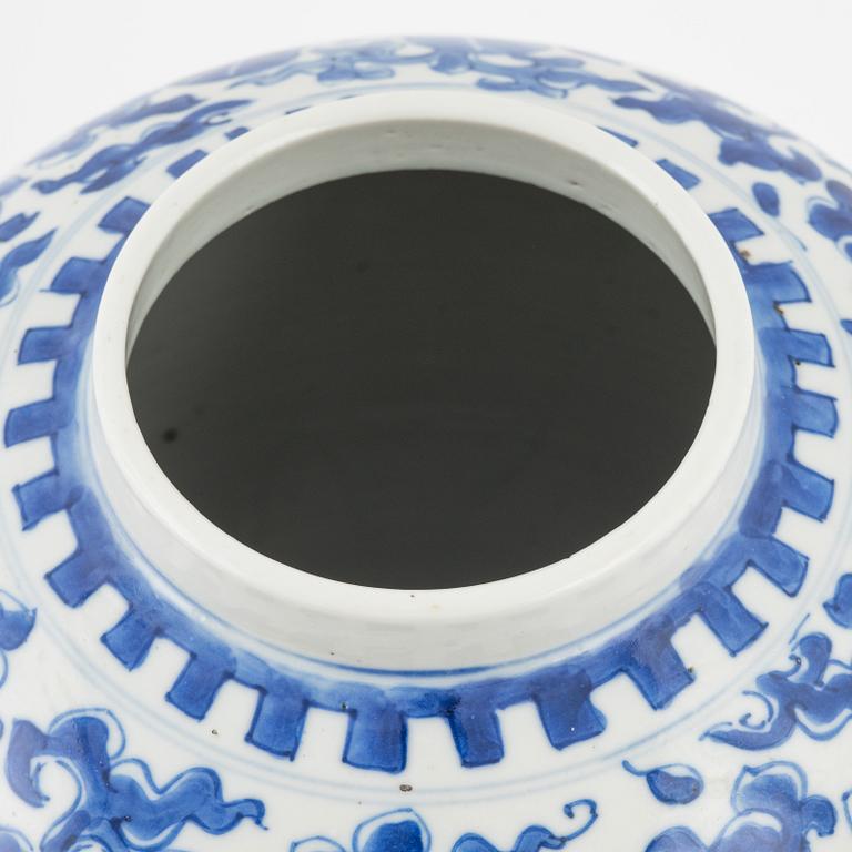 A Chinese blue and white porcelain lidded urn, Kangxi-style, 19th/20th Century.