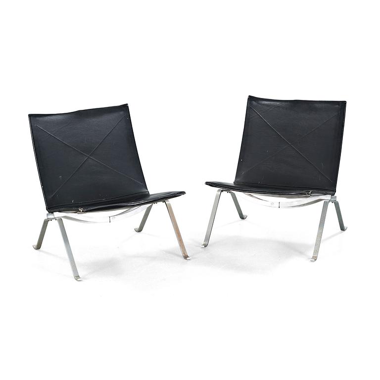 A pair of "PK22" chairs, designed by Poul Kjaerholm, made by Fritz Hansen in 1989.