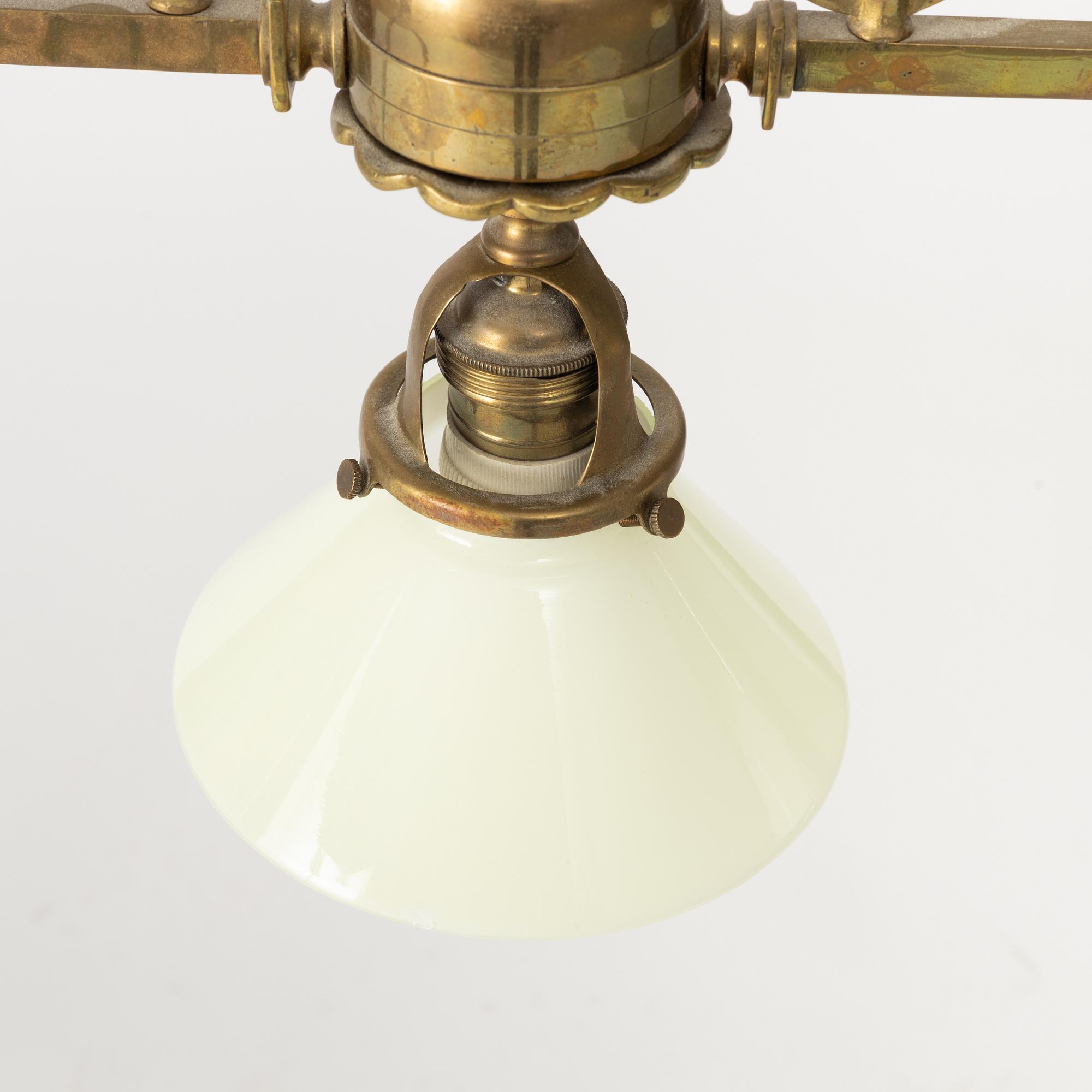 Taklampa, så kallad biljardlampa, jugend, tidigt 1900-tal.