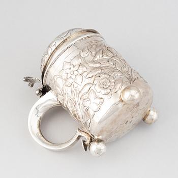 Dryckeskanna, silver, dubbelslagen fantasistämpel, 1800-tal. Barock-stil.