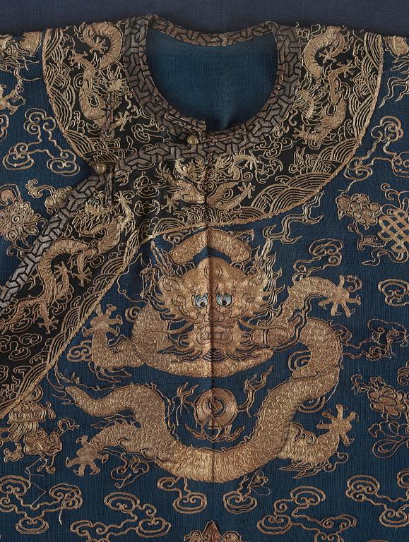 ROBE, silk. China 19th century. Height 141 cm.