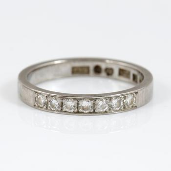 RING, med briljantslipade diamanter totalt ca 0,25 ct (enl. gravyr) 18K vitguld, Stockholm, 1968. Totalvikt ca 3 gram.