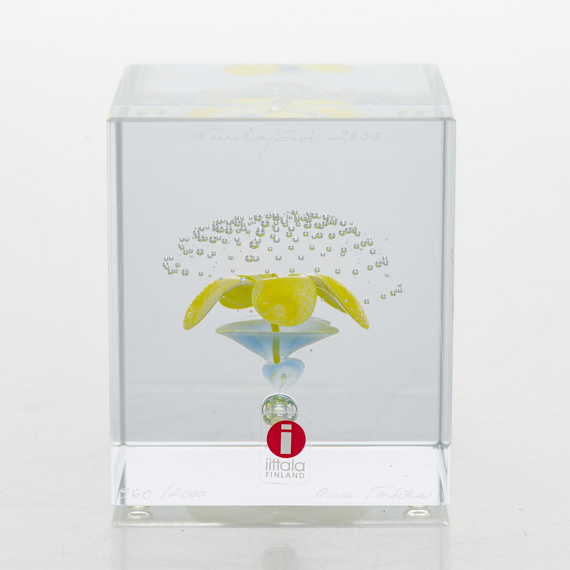 Oiva Toikka, an annual glass cube 2000, signed Oiva Toikka Nuutajärvi 2000, 960/2000.