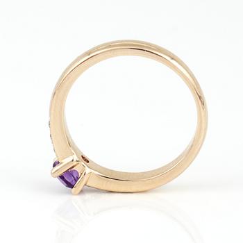RING, 14K guld med rund fasetterad ametist ca 0,44 ct och briljantslipade diamanter tot ca 0,11 ct. Vikt 3,75 g.