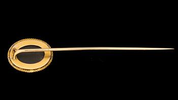 KRAVATTNÅL, guld med pietra dura, L. Larsson & Co, Göteborg, 1885. Vikt ca 3,8 g.