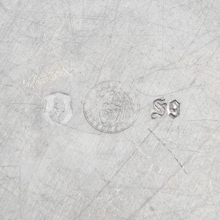 Firma Svenskt Tenn, flaskställ ett par av vitmetall modell nr 2562, samt fat av tenn, Stockholm 1900-talets andra hälft.