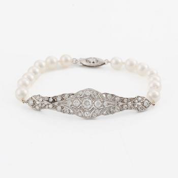 Bracelet, 14K white gold with cultured pearls and a centrepiece set with old-cut diamonds.