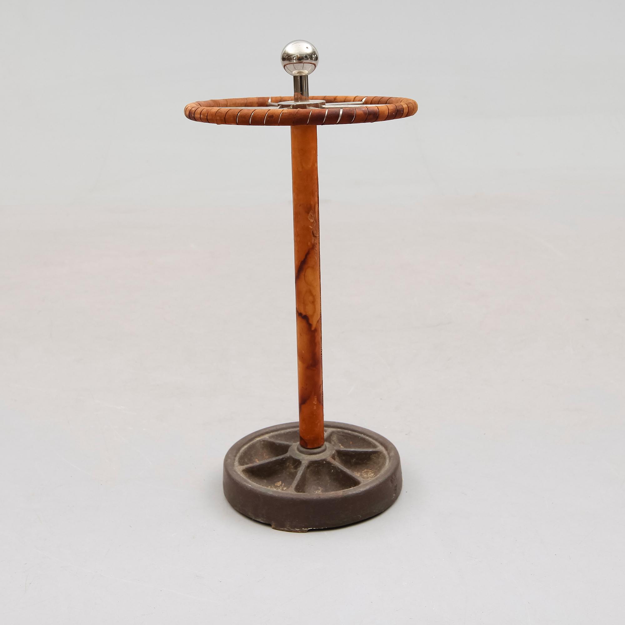 PARAPLYSTÄLL, 1900-talets första hälft.