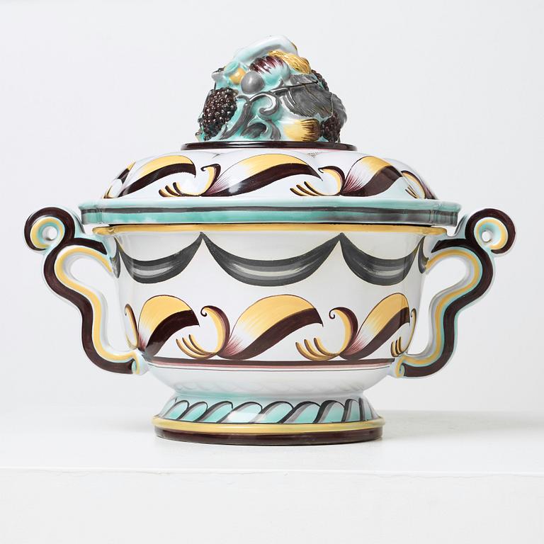 An Arthur Percy creamware lidded wine tureen, Gefle Posrlinsfabrik, Sweden 1920-30's.