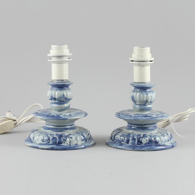 BORDSLAMPOR, ett par, fajans, 1900-tal.