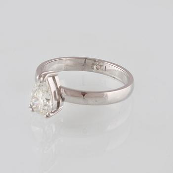 RING, 18K vitguld med droppslipad diamant 1.03 ct. Vikt 3,6 gram.