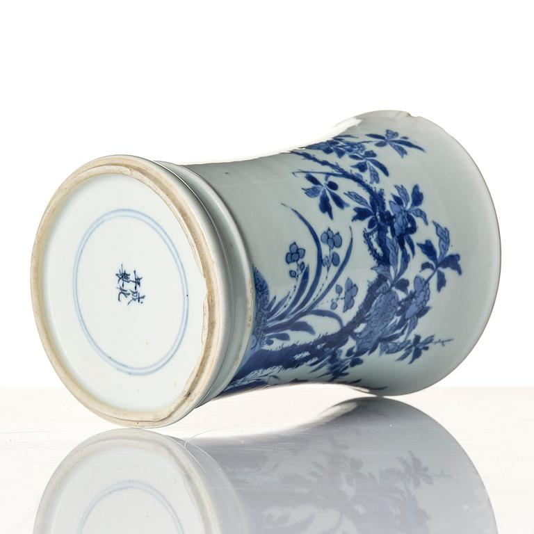 Penselställ, porslin. Qingdynastin, Kangxi (1662-1722).