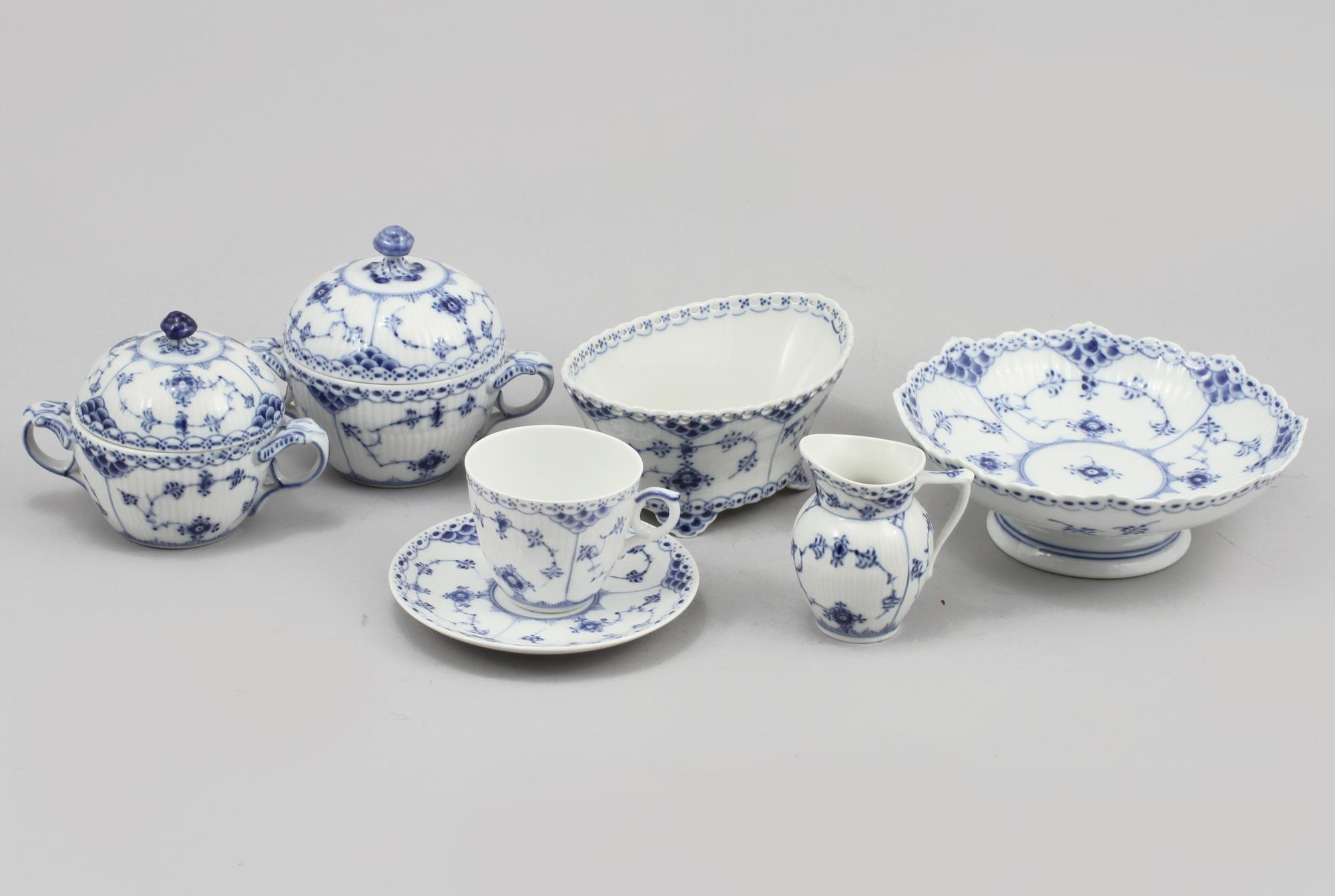 KAFFESERVIS, 17 delar, porslin, "Musselmalet", Royal Copenhagen, 1900-talets andra hälft.