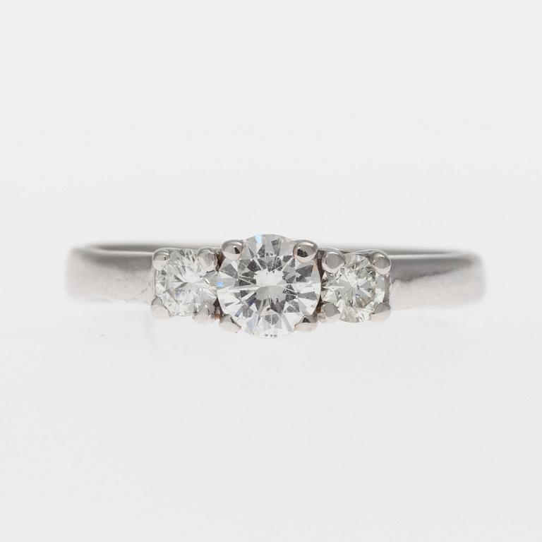 RING, vitguld 14K, 3 diamanter, 0,32ct + 2x0,11 ct, tillsammans 0,54 ct, totalvikt 3,2 g.