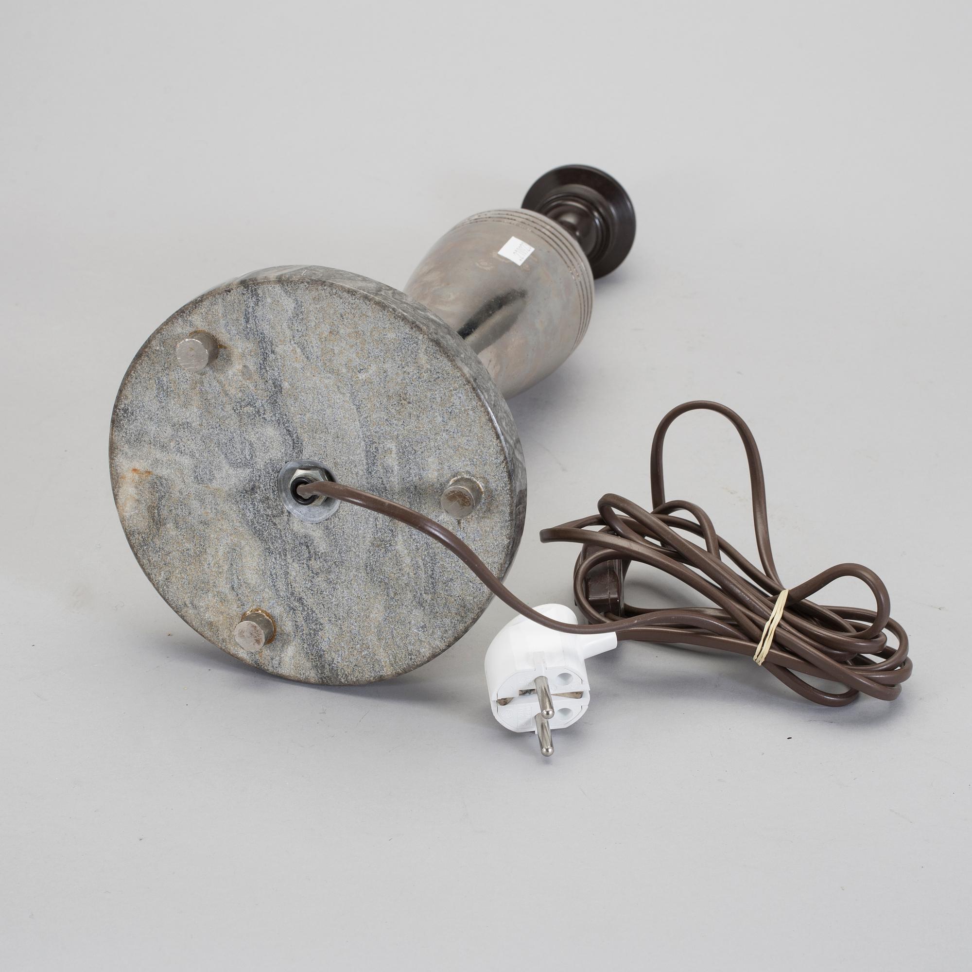 BORDSLAMPA, av omgjord granat, 1900-talets första hälft.