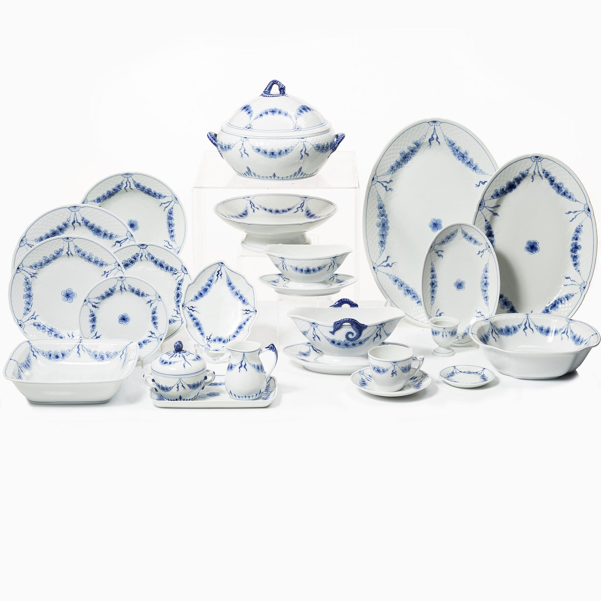 Bing & Grøndahl, "Empire", dining and coffee service, 89 pieces.
