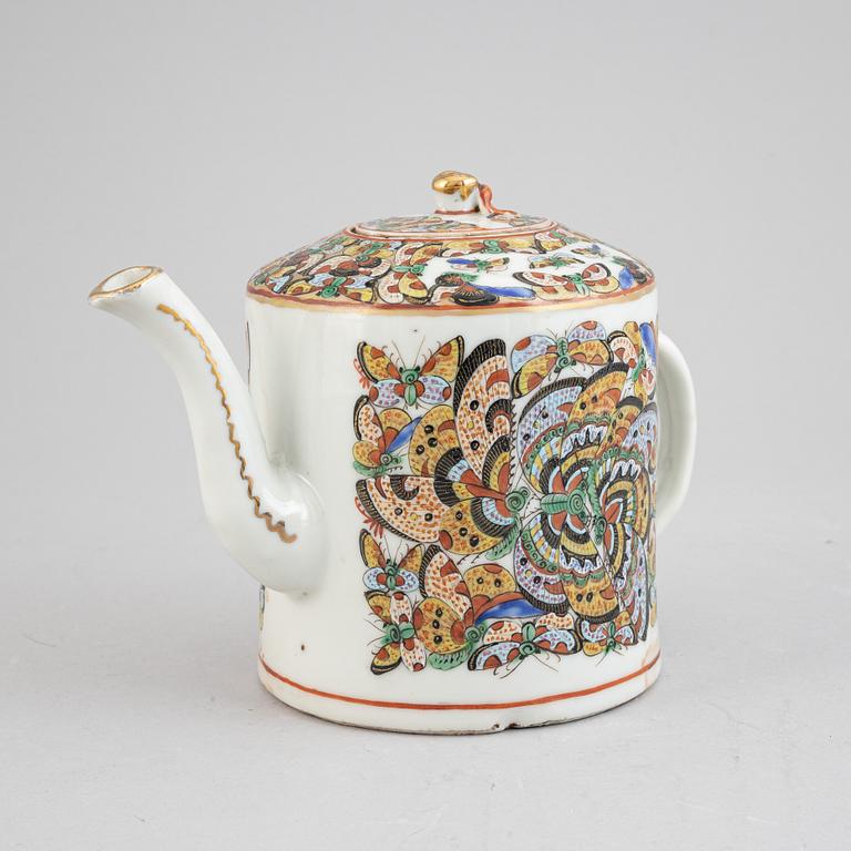 A Chinese porcelain butterfly tea pot, Canton, Qing dynasty, late 19th century.