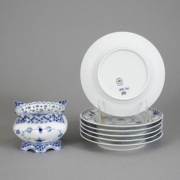 SERVISDELAR, 13 st. "Musselmalet", Royal Copenhagen. Modell "Helblond" och "Halvblond". 1800-talets mitt-1900-tal.