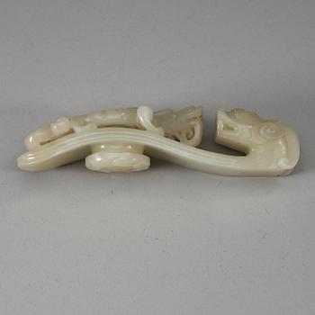 A carved white nephrite belt hook, Qing dynasty (1644-1912).