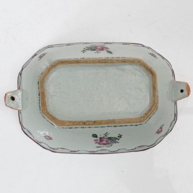 Smörterrin, terrinfat och bålskål, kompaniporslin, Kina, Qingdynastin, 1700-tal.