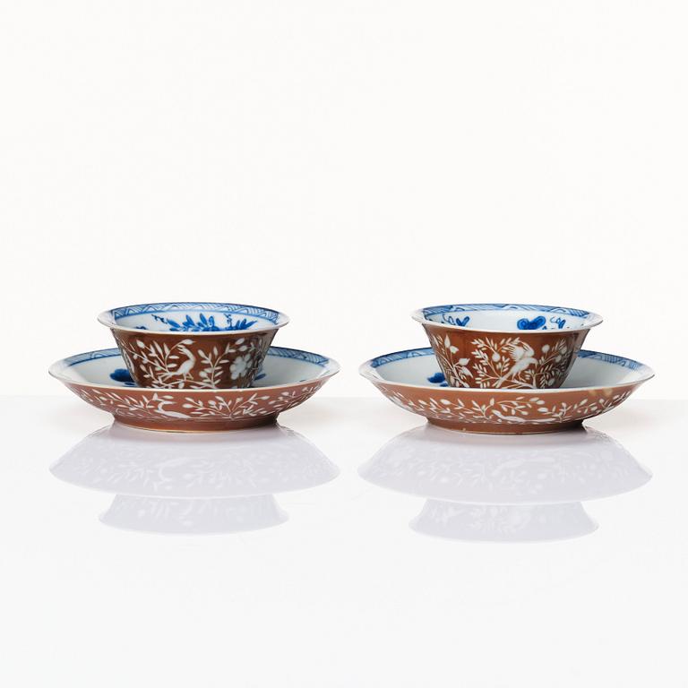 A rare set of blue and white and cappuciner brown goods with an engraved decoration, Qing dynasty, Kangxi (1662-1722).