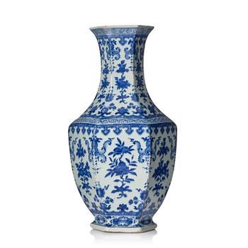 1183. A blue and white hexagonal ‘Sanduo’ vase, Qing dynasty, 19th century.