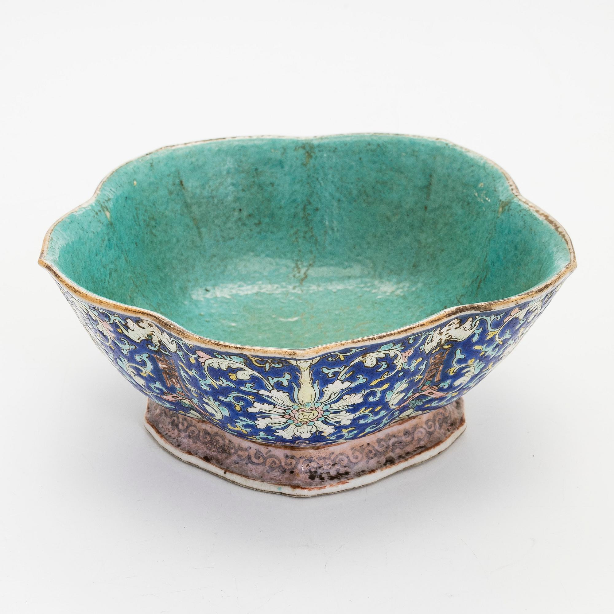 A porcelain bowl China, 19th century.